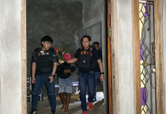Pelaku KDRT saat di amankan oleh tim Tarsius Presisi Polres Bitung usai di laporkan oleh korban yang tidak lain istrinya sendiri