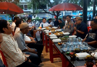 Wakil Walikota Bitung, Randito Maringka saat gelar buka puasa bersama dengan wartawan dan masyarakat