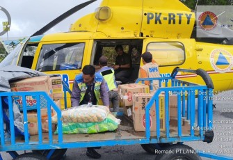 Petugas melakukan pengiriman logistik ke beberapa wilayah terdampak di Provinsi Sumatera, Sabtu (13/12). Sumber: BNPB.