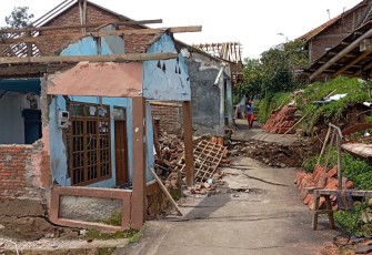 Kondisi rumah rusak akibat terdampak pergerakan tanah di Desa Mendala, Kecamatan Sirampog, Kabupaten Brebes, Jawa Tengah, Kamis (17/4). Foto: BPBD Kabupaten Brebes