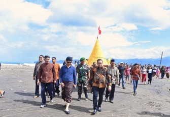 Bupati Trenggalek, Mochamad Nur Arifin, saat menghadiri upacara adat Labuh Laut Pantai Konang di Desa Nglebeng, Kecamatan Panggul, Jum'at (27/6/2025).