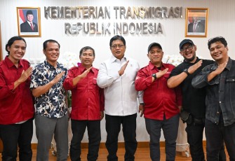  Wakil Menteri Transmigrasi Viva Yoga Mauladi saat menjadi tamu Podcast Aktual Forum, Jakarta, 13/8/2025. Podcast itu dipandu oleh Pimred Aktual.Com Rizal Maulana