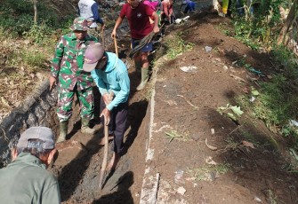 Babinsa Kodim Ponorogo Ikut Kerja Bakti Bersih Bersih Saluran Air