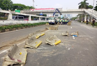 Massa Aksi Rusak Pagar Kawat DPR dan Robohkan Separator Busway