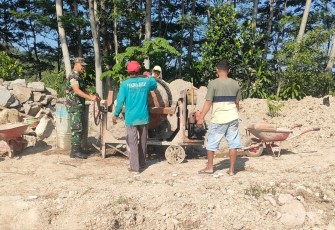 Kegiatan Karya Bhakti Babinsa Desa Jetis untuk Pembuatan Saluran Irigasi