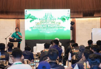 Wakil Menteri Transmigrasi Viva Yoga Mauladi di hadapan para Ketua Umum Cabang dan Ketua Badko HMI yang hadir dalam Sekolah Pimpinan PBHMI 2025, TMII, Jakarta, Selasa (3/12)