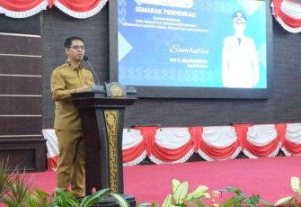 Bupati Karimun, Iskandarsyah saat Buka Seminar Pendidikan