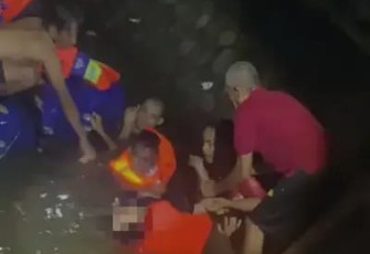 Petugas Damkar Depok saat mengevakuasi korban yang tenggelam di Situ Asih Pulo, Kelurahan Rangkapan Jaya, Kecamatan Pancoran Mas, Selasa (28/01/25)