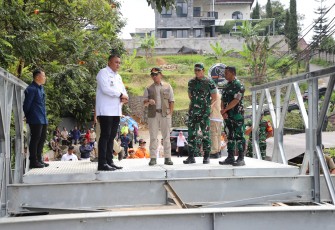 Kepala Badan Nasional Penanggulangan Bencana (BNPB) Letjen TNI Dr. Suharyanto, S.Sos,. M.M telah mengecek langsung proses pembangunan dua jembatan bailey di Kabupaten Bogor