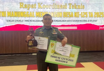 Dandim 0408/BS Letnan Kolonel Czi Bambang Santoso,S.H., M.SDS saat menerima piagam penghargaan dan piala.