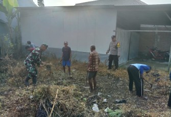 Babinsa Kerja Bakti Bersama Masyarakat