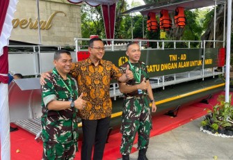 TNI AD Pamerkan Inovasi Ponton Penyapu Sampah di Bali Ocean Days