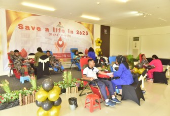 Prajurit Koarmada III Ikut Serta dalam Donor Darah di Hotel Aimas 