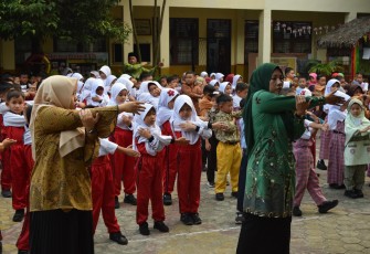 Dua sekolah di Pekanbaru yakni SDN 36 dan SMAN 13 menunjukkan komitmennya dalam melakukan transformasi pendidikan yang menyeluruh melalui implementasi kebijakan strategis, inovasi pembelajaran, dan pembentukan karakter murid.