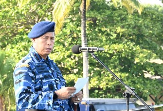 Komandan Lanud RSA Natuna, Kolonel Pnb I Ketut Adiyasa Ambara, memimpin langsung upacara bendera 17-an