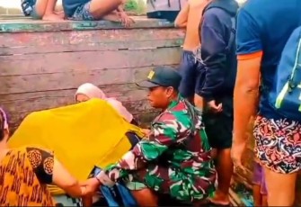 Babinsa Mempawah Bantu Evakuasi Ibu Hamil 9 Bulan yang Terjebak Banjir