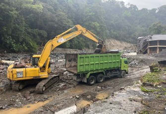 Alat berat dikerahkan untuk percepatan perbaikan Jalan Nasional Padang-Bukittinggi, Senin (15/12).
