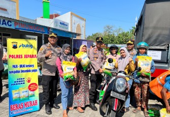 Polres Jepara Kolaborasi Dengan Bulog Gelar Pasar Murah