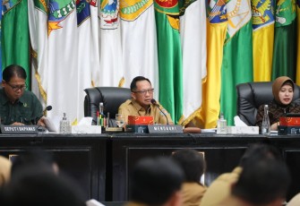 Mendagri Muhammad Tito Karnavian saat memimpin Rapat Koordinasi (Rakor) Pengendalian Inflasi Daerah, secara hybrid dari Gedung Sasana Bhakti Praja (SBP) Kantor Pusat Kementerian Dalam Negeri (Kemendagri), Jakarta, Senin (6/1/2025).