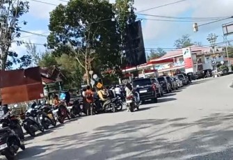 Warga Aceh Singkil Serbu SPBU Hingga Antrean Panjang Ratusan Meter 