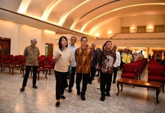 Sekda Jabar saat Dampingi Menlu dan Wamen PU Tinjau Gedung Merdeka dan Museum Konferensi Asia Afrika (KAA), Kota Bandung, Selasa (14/1/2025).
