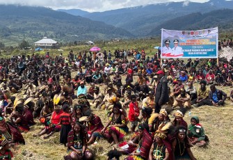 Satgas Yonif 700/WYC Amankan Kunjungan Gubernur Papua Tengah di Sinak
