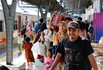 Ilustrasi pemudik menggunakan moda transportasi kereta api
