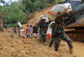 Prajurit TNI Pikul Bahan Bantuan dan Jalan Kaki Puluhan Km Salurkan Logistik ke Desa Terisolir di Sitahuis