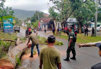 TNI-Polri dan TRC Watulimo Amankan Akses Jalan Wisata Pantai Simbaronce Trenggalek