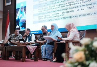 Kepala Disdik Kota Depok, Siti Chaerijah Aurijah memberikan paparan dalam kegiatan Forum Rencana Kerja (Renja) Disdik Kota Depok di Aula Lantai 10, Gedung Dibaleka II, Rabu (12/03/25)
