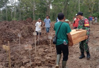 Gotong Royong Pemindahan Makam Warga Desa Sumurup ke TPU Baru di Desa Ngares