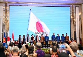 Menteri Transmigrasi M. Iftitah Sulaiman Suryanagara saat menghadiri Perayaan Ulang Tahun ke-65 Kaisar Jepang Naruhito di Jakarta (20/2)