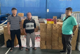 SDN, pria penimbun dan penjual rokok ilegal di wilayah Desa Kragan, Kecamatan Gondangrejo, saat diamankan dua petugas tim P2 Bea Cukai Surakarta, Jumat (7/3/2025)