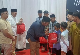 Bupati Rober Christanto menyerahkan santunan kepada anak panti asuhan yatim dan dhuafa dalam acara buka puasa bersama HUT ke-56 Bank Daerah Karanganyar, Sabtu (15/3/2025)