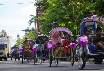 TK Kartika IV-21 Kodim 0803/Madiun Meriahkan Hari Kartini dengan Pawai Becak