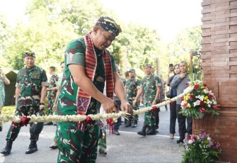 Panglima Komando Daerah Militer (Pangdam) IX/Udayana, Mayjen TNI Muhammad Zamroni, S.I.P., M.Si., mendampingi Kepala Staf Angkatan Darat (Kasad) Jenderal TNI Maruli Simanjuntak, M.Sc., dalam kunjungan kerja ke wilayah Kodam IX/Udayana pada Sabtu (8/2/2025)