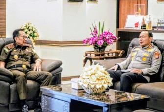 Kajati Riau Akmal Abbas SH., MH., didampingi Wakajati beserta para Asisten menerima kunjungan silaturahmi Kapolda Riau yang baru Irjen Pol Dr. Hery Herjawan, S.I.K., MH., M.Hum beserta PJU Polda Riau di ruang kerja Kajati, Selasa (18/03/2025)