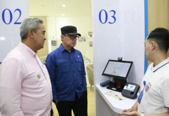 Wakil Menteri Dalam Negeri (Wamendagri) Bima Arya Sugiarto meninjau kelayakan armada bus di Terminal Leuwipanjang, Kota Bandung, Jawa Barat. Dalam kunjungan tersebut, Bima didampingi Wali Kota Bandung Muhammad Farhan