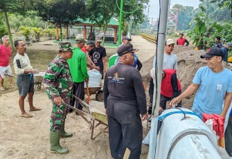 Anggota Kodim Ponorogo Lakukan Perbaikan Tanggul Sungai Jebol Bersama Warga