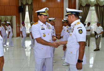 Panglima Komando Armada (Pangkoarmada) III Laksamana Muda TNI Hersan, S.H., M.Si., M.Tr.Opsla. didampingi Ketua Daerah Jalasenastri Armada  III Ny. Dita Hersan menghadiri upacara Serah Terima Jabatan (Sertijab) penting lingkup TNI AL