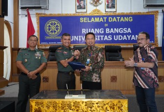 Perjanjian Kerja Sama (PKS) antara Pangdam IX/Udayana, Mayjen TNI Muhammad Zamroni, S.IP., M.Si., dan Rektor Universitas Udayana, Prof. Ir. I Ketut Sudarsana, ST., Ph.D., yang berlangsung di Gedung Rektorat Universitas Udayana, Jimbaran, Bali, pada Rabu (5/3/2025)