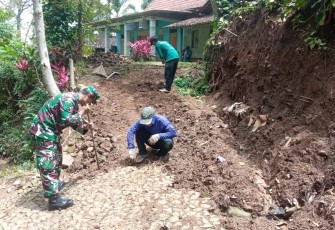Babinsa Desa Ketandan Laksanakan Karya Bakti Perbaikan Jalan