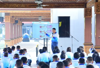Lettu Laut (K) dr. Dio Digdaya sebagai narasumber kegiatan pemeriksaan dan pengobatan hipertensi, Rabu (20/8).
