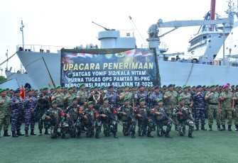 Foto bersama usai Upacara Penyambutan Satgas Pamtas RI–PNG Statis Sektor Selatan Yonif 312/Kala Hitam