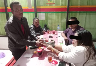 Korban saat menyerahkan uang