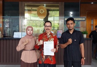 Dwi Andriyani Susanti memberi kuasa kepada Hotmaradja B. Nainggolan, SH, Ir. Soegiharto Santoso, SH., dan Cathryna Gabrielle Djoeng, SH serta Vincent Suriadianta, SH., MH dari kantor hukum Mustika Raja Law Office. 