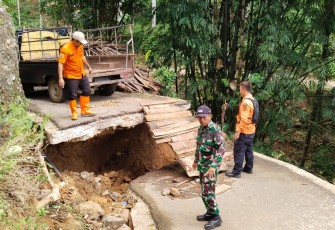 Akses Jalan Terputus TNI dan BPBD Bergerak Cepat