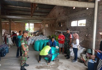 Anggota Koramil 0803/05 Wungu Dampingi Pendistribusian Gabah Petani ke Bulog