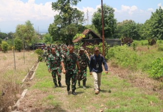  Letkol Kav Widhi Bayu Sudibyo, Dandim 0803 Madiun, hari ini melakukan survei lahan di kawasan Kesatuan Pemangkuan Hutan (KPH) Desa Pajaran, Kecamatan Saradan, Kamis (13/3)