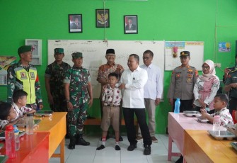 Kasdim 0803/Madiun Dampingi Deputi V KSP Tinjau Program Makan Bergizi Gratis di Kota Madiun